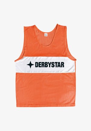 Pomarańczowy siatkowy sportowy strój z szerokim białym poziomym paskiem, na którym znajduje się czarna gwiazda oraz napis „DERBYSTAR” pogrubionymi literami.