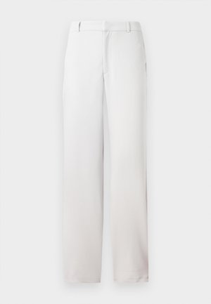 Bílé kalhoty se rovný střih, vyrobené z hladké tkaniny. Mají boční kapsy a čistý design pasu. Minimalistický a neutrální vzhled.