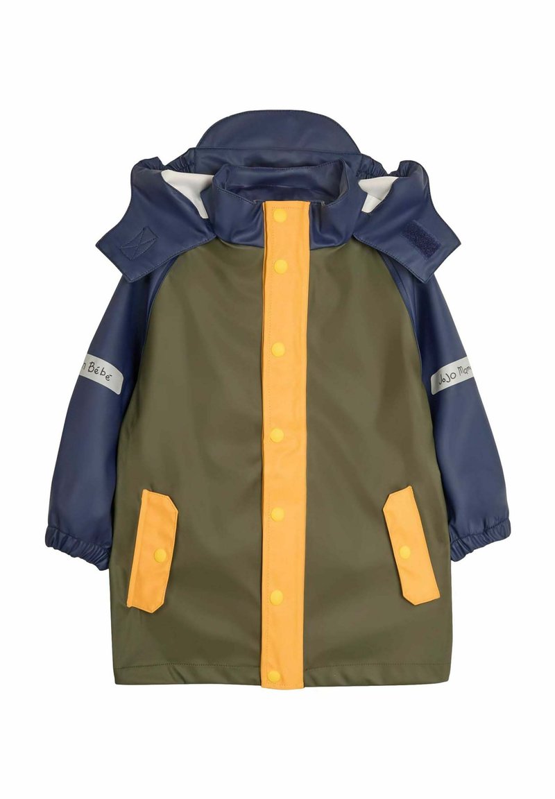 Waterdichte regenjas met een khaki lichaam, marineblauwe mouwen, gele accenten en drukknoopsluitingen. Beschikt over twee voorkeurszakken en een capuchon.