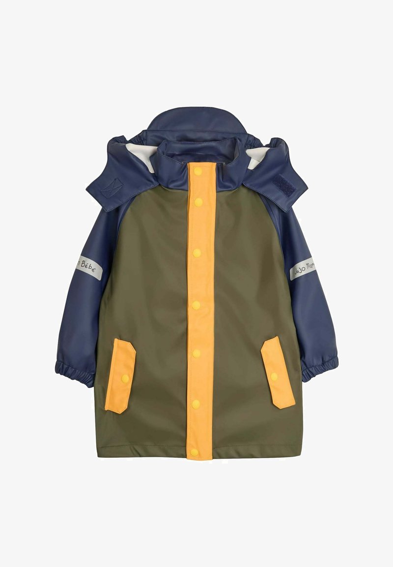Vandafvisende regnjakke med en khaki krop, marineblå ærmer, gule akcenter og trykknapper. Har to frontlommer og en hætte.