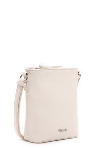 Sac en cuir blanc à bandoulière avec une finition texturée, en forme rectangulaire, sangle ajustable et un accent de logo métallique en bas.