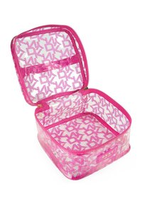 Bolsa de cosméticos transparente con un cierre en un rosa intenso. Presenta un patrón de logotipos en rosa y blanco por toda la superficie. Incluye un compartimento con cremallera.