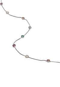 Srebrny naszyjnik łańcuszkowy z okrągłymi, wielokolorowymi kamieniami szlachetnymi osadzonymi w metalowych oprawach, o smukłym, wydłużonym kształcie i gładkiej fakturze.