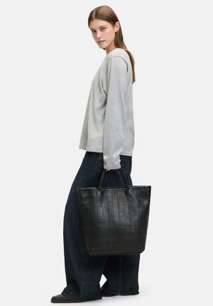 Schwarze Ledertasche mit einem strukturierten, geprägten Muster. Verfügt über zwei Griffe und ein geräumiges, strukturiertes Design.