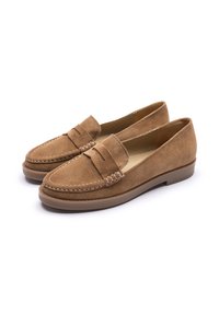 Smeđi antilop mokasinke s zaobljenim vrhom, prošivenim detaljima i ravnim gumiranim potplatom. Ležeran dizajn s minimalističkim estetikom.