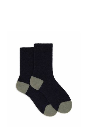 Calzini blu navy con una trama morbida e dettagli in verde oliva sulla punta e sul tallone, con polsino a costine per maggiore comfort e aderenza.