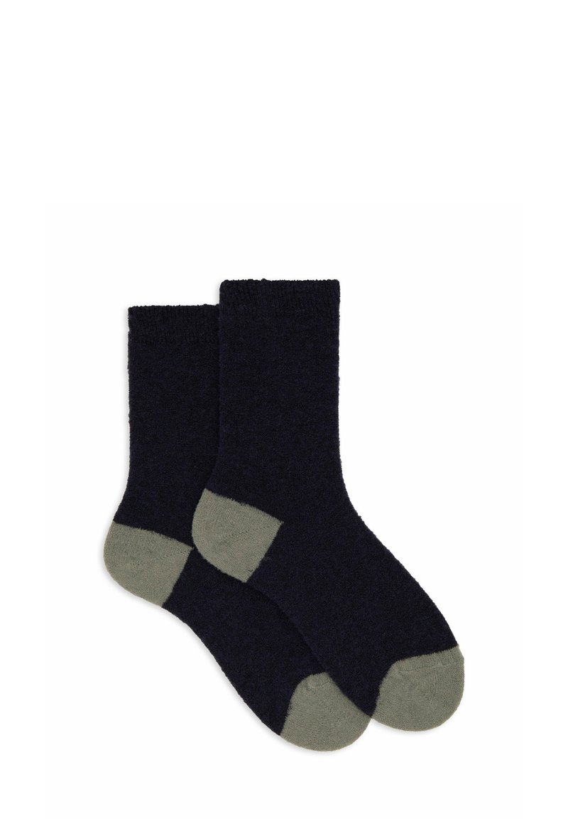 Calzini blu navy con una trama morbida e dettagli in verde oliva sulla punta e sul tallone, con polsino a costine per maggiore comfort e aderenza.