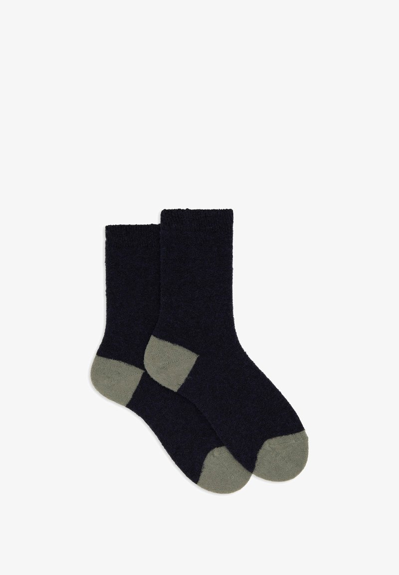 Calzini blu navy con una trama morbida e dettagli in verde oliva sulla punta e sul tallone, con polsino a costine per maggiore comfort e aderenza.