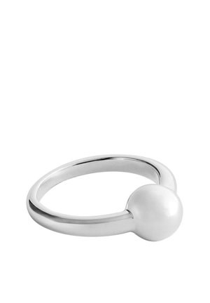 Sølv ring med en glat rund hvid perle sat på en plain poleret bånd mod en hvid baggrund.