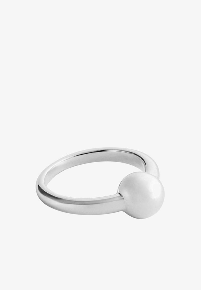Bague en argent avec une perle blanche ronde et lisse montée sur un anneau poli simple sur fond blanc.