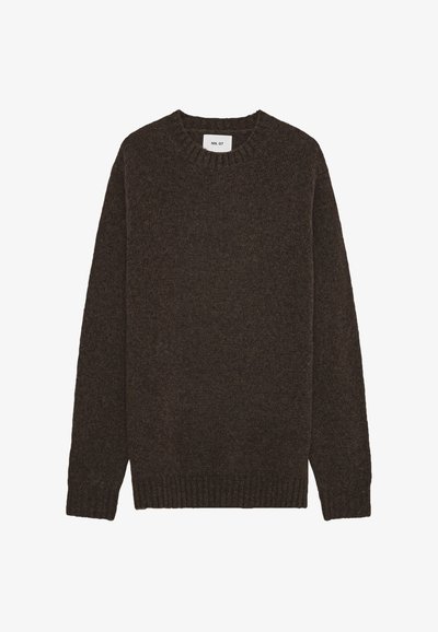 Maglione marrone in lana con scollo rotondo, maniche lunghe e polsini a coste. Tessuto strutturato di colore uniforme, contraddistinto da un piccolo etichetta al collo.