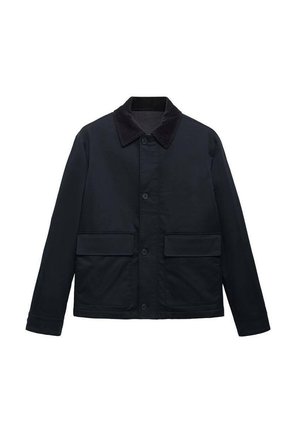 Chaqueta de marina hecha de tejido texturizado con cuello de pana, botones frontales y dos grandes bolsillos horizontales. Diseño simple de corte recto.