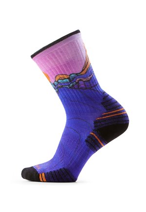 Żywa skarpetka z różową górą, fioletowym korpusem, abstrakcyjnym wzorem krajobrazu w kolorach niebieskim i pomarańczowym, czarne sekcje palca i pięty z pomarańczowymi akcentami.