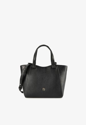 Bolso de mano de cuero negro texturizado con dos asas cortas, una correa ajustable para el hombro y un pequeño logo metálico en el frente.