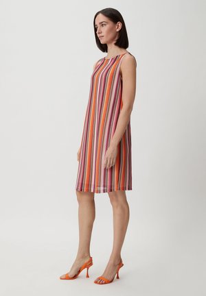 Gestreiftes ärmelloses Kleid mit leuchtenden orange, pink und lila Farbtönen, hergestellt aus leichtem Stoff; ergänzt durch leuchtend orangefarbene High Heels.