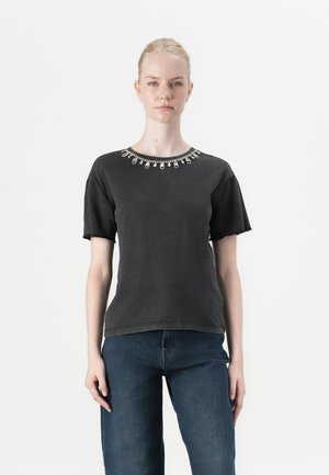 T-shirt à manches courtes gris foncé avec un col rond orné de strass clairs dans un motif décoratif. Tissu doux, coupe décontractée.