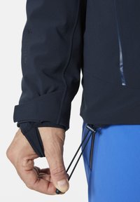 Námořnická bunda se zipovým otvorem, nastavitelné manžety a elastickou stahovací šňůrou na spodním okraji. Hladká textilie, lehký design.