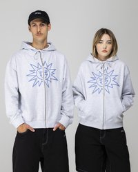 Graue Zip-Up-Hoodie mit einem blauen Sonnen-Grafik auf der Vorderseite, mit Kapuze und Känguru-Taschen, getragen mit schwarzen Shorts.