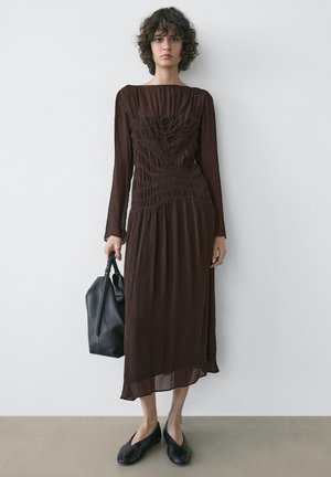 Massimo Dutti FLOWING MIDI WITH RUCHED DETAIL - Cocktailkleid/festliches Kleid - dark brown