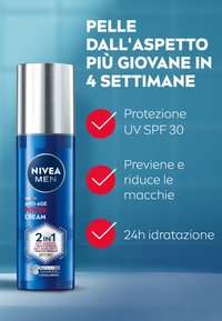 Crema Anti-Età NIVEA MEN in una bottiglia di plastica blu con tappo argento, con testo bianco e rosso che evidenzia la protezione SPF 30 e i benefici idratanti.