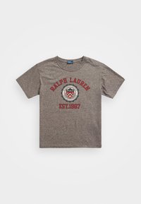 Camiseta de algodón gris con escote redondo, mangas cortas y un logo central con el texto en rojo: "RALPH LAUREN" y "EST.1967."