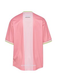 Rosa Sportshirt mit einem vertikalen, helleren rosa Streifen in der Mitte, grün akzentuiertem Kragen und Ärmelsäumen sowie dem Schriftzug „INTERNATIONALS“ nahe am Saum.