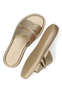 Zlaté nazouvací sandály s hladkým syntetickým svrškem, dvěma pásky křížícími se přes nohu a texturovanou podrážkou pro lepší přilnavost.