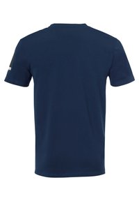Marineblå kortærmet T-shirt lavet af blødt stof med rund halsudskæring. Fuldstændig med et logo trykt på venstre skulder.