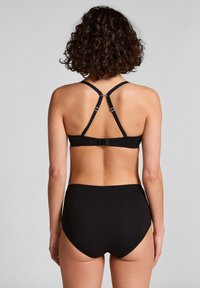 Zwarte bikinitop met verstelbare kruisbandjes aan de achterkant en bijpassende high-waisted broekjes, met een gladde textuur en minimalistisch ontwerp.