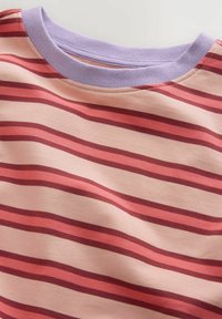 Gestreepte sweatshirt met roze en kastanjebruine horizontale strepen op een beige achtergrond, met een zachtlila geribbelde halslijn.