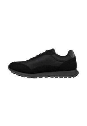 Czarny niski sneaker z siateczkową cholewką, zamszowymi nakładkami, sznurowaniem i fakturowaną gumową podeszwą, pokazany z profilu z lewej strony.