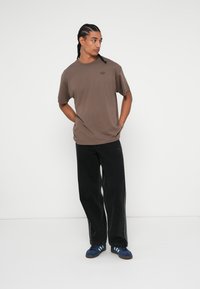 adidas Originals RAMEN TREFFY UNISEX - Tričko s potlačou - earth strata