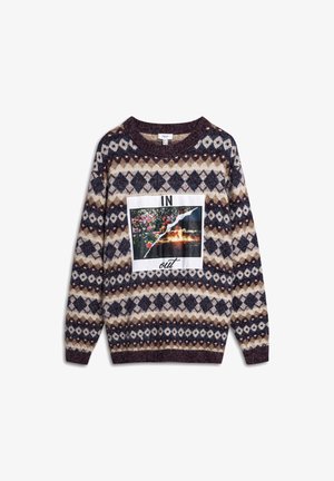 Strickpullover mit geometrischem Muster in Burgunderrot, Creme und Marineblau, mit einer zentralen Grafik, die Blumen und Feuer darstellt, beschriftet mit "IN" und "out."