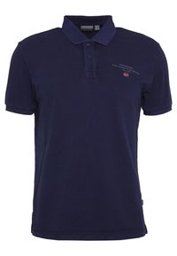 Mørkeblå polo-shirt lavet af bomuld. Har krave, korte ærmer og et lille logo med tekst på venstre brystområde.