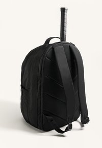 Fekete hátizsák texturált felülettel. A tetején fogantyú, párnázott vállpántok és cipzáros oldalzseb található.