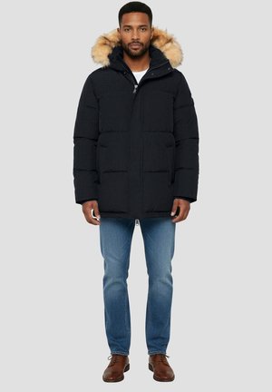 Schwarze Steppjacke mit Kapuze aus Kunstpelz, ausgestattet mit Reißverschluss und Knopfverschluss, vier Fronttaschen, gesteppter Optik und entspannter Passform.