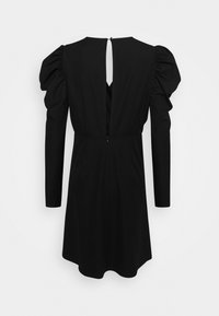 Schwarzes Kleid mit langen Ärmeln, gepufften Schulterdetails und einem Schlüsselloch-Rücken. Glatte Textur mit einem taillierten Oberteil und ausgestelltem Saum.