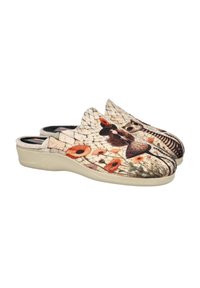 Un par de pantuflas beige tipo slip-on con estampados artísticos de una mujer, flores y un gato en la parte superior de tela.