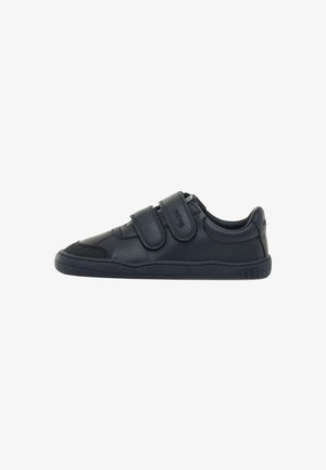 Schwarze Sneakers aus Leder mit zwei Klettverschlussriemen, einer strukturierten Zehenkappe und einer strapazierfähigen Gummisohle für guten Halt. Seitliche Markierung ist sichtbar.