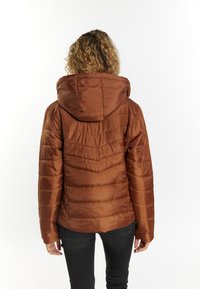 Brun oppustelig jakke med hætte, der har horisontale quiltede syninger og en glat, skinnende tekstur. Designet til varme og komfort.