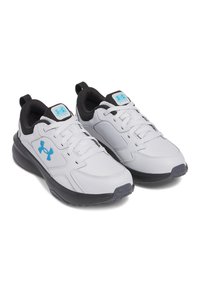 Zapatillas deportivas blancas con detalles negros, parte superior sintética, diseño con cordones, cuello acolchado y suela de goma. Presentan un detalle de logo azul.
