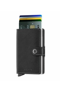 Portafoglio in pelle nera con slot per carte; sezione in metallo argentato visibile. Presenta bordi cuciti e una chiusura a scatto con dettaglio del logo.