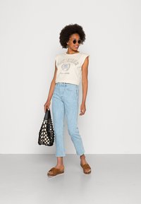 Levi's® CROP - Calças de ganga de perna direita - blue pattern