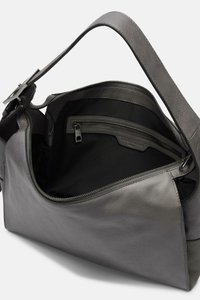 Borsa a tracolla in pelle grigia con tracolla regolabile, dotata di un scomparto principale con zip e una tasca interna con zip per un sicuro stoccaggio.