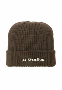 Bruine gebreide beanie met een geribbelde textuur en een omgeslagen rand. Heeft witte tekst met de tekst "JJ Studios" op het randgebied.