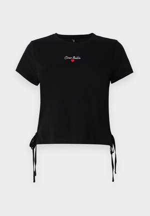Svart bomull T-skjorte med kort erm som har "Ciao Bella" brodert i hvitt og rødt. Sidesnorer for justerbar passform i kanten.