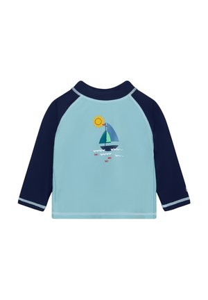 Hellblaues und marineblaues langärmliges Rashguard für Kinder mit Segelboot, Sonne, Wellen und rotem Fisch als Grafik auf der Vorderseite.