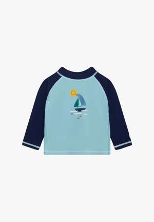 Lichtblauw en marineblauw rashguard met lange mouwen voor kinderen, met een afbeelding van een zeilboot, zon, golven en een rode vis aan de voorkant.