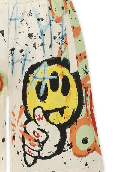 Shorts in cotone con design colorati in stile graffiti, tra cui un grande sorriso giallo e una mano con la parola "FLOW" in rosso.
