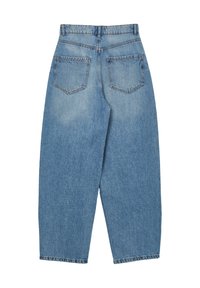 Jeans in denim azzurro chiaro a gamba larga con vita alta, due tasche posteriori e cuciture visibili lungo le cuciture. Taglio dritto senza decorazioni.